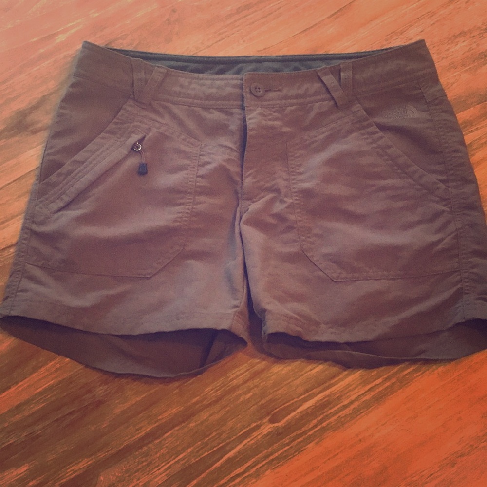 4/$40✅ Size 8 brown North Face shorts